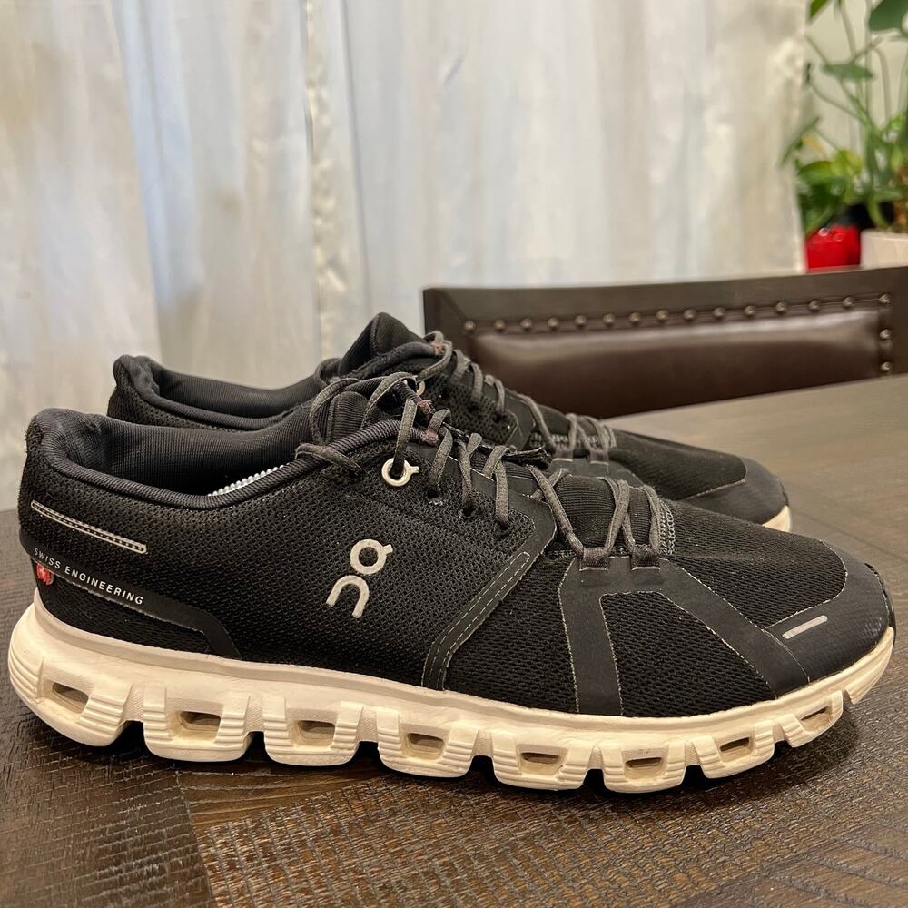 On Cloud 5 sneakers in a black and white color 8.5 men